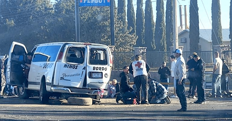 Embisten a camioneta escolar en Cuauhtémoc; 12 niños lesionados