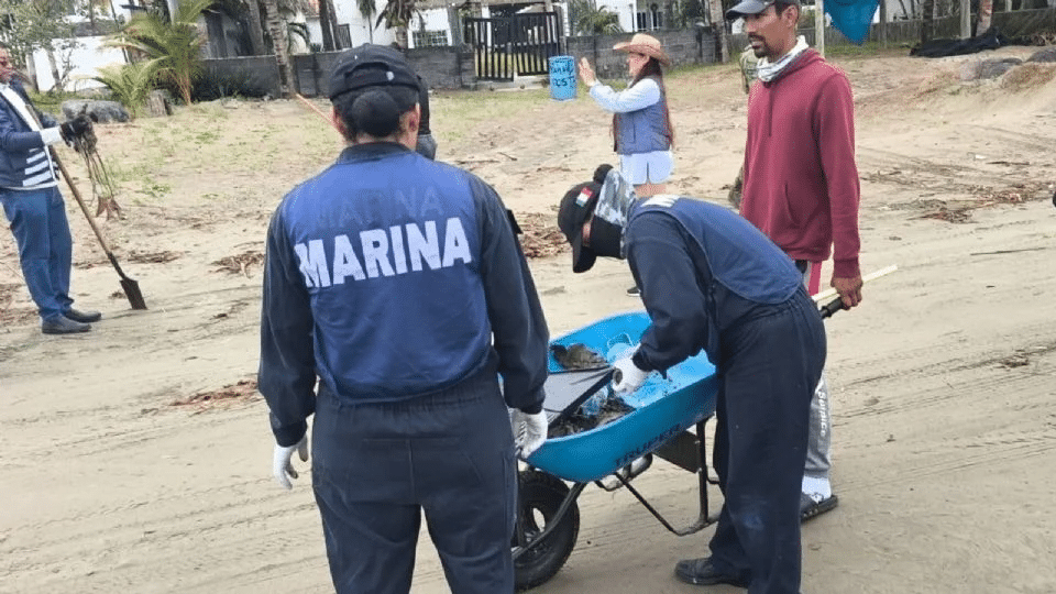 Suman 94.7 toneladas de residuos contaminados por derrame en playas de Veracruz y Tabasco