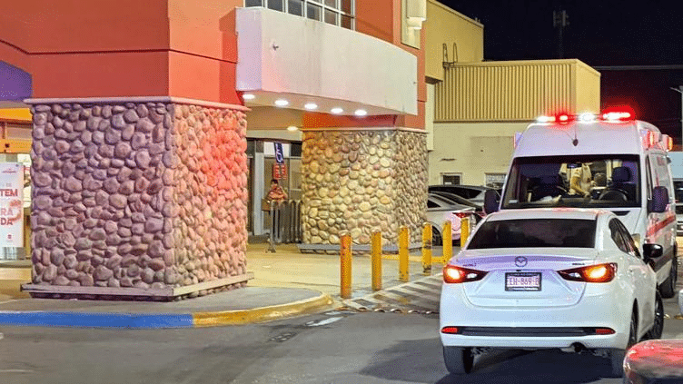 Furia en Alsuper Universidad: pelean por cajón, lo golpean con cruceta