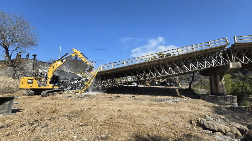 Derriban puente dañado en Puerto Vallarta tras los bloqueos por el abatimiento de «El Mencho»