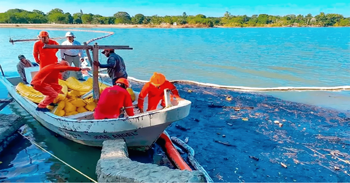 Pemex niega que haya un derrame petrolero en Veracruz tras cierre de playas