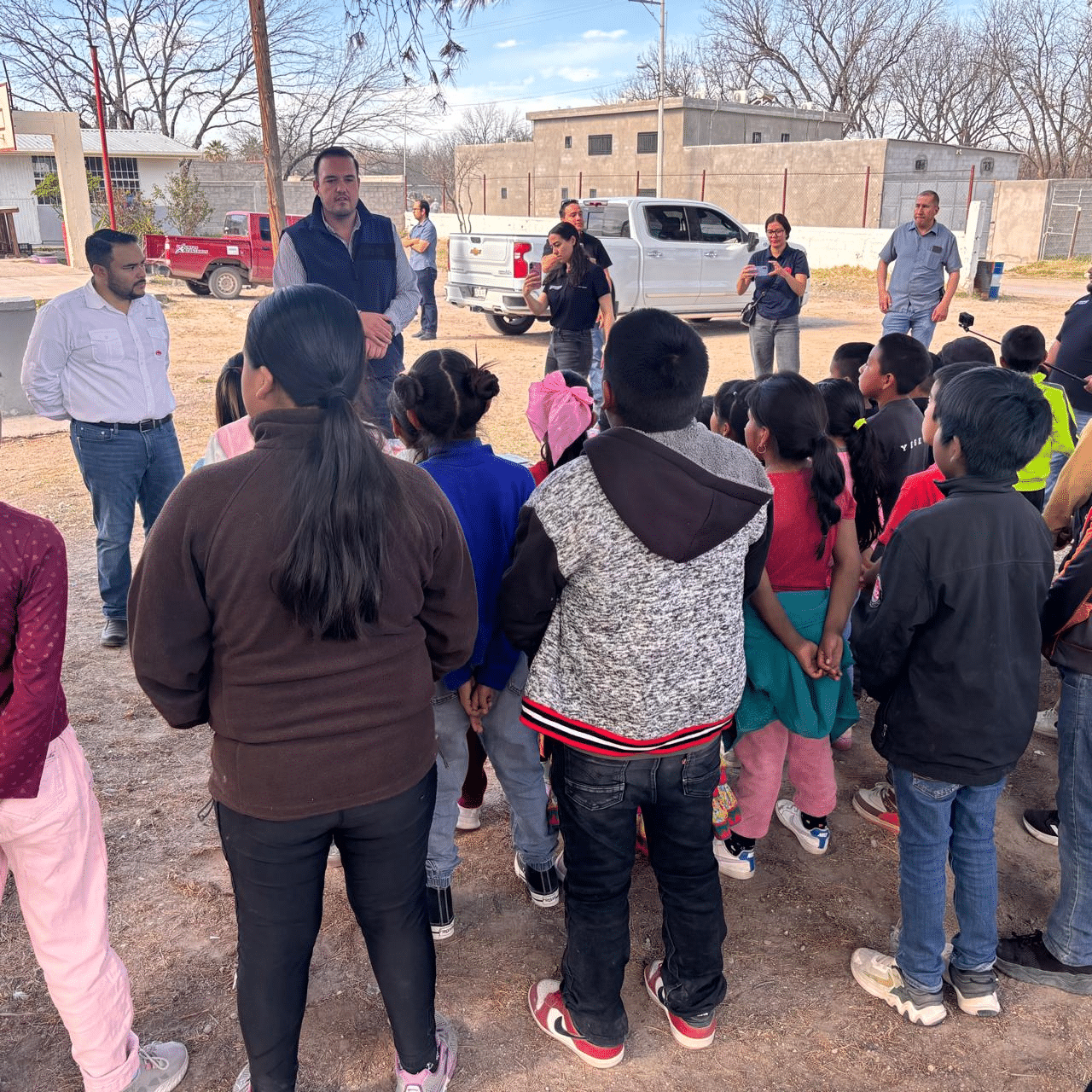 Entregan equipo y anuncian más mobiliario para primaria indígena Luis Donaldo Colosio