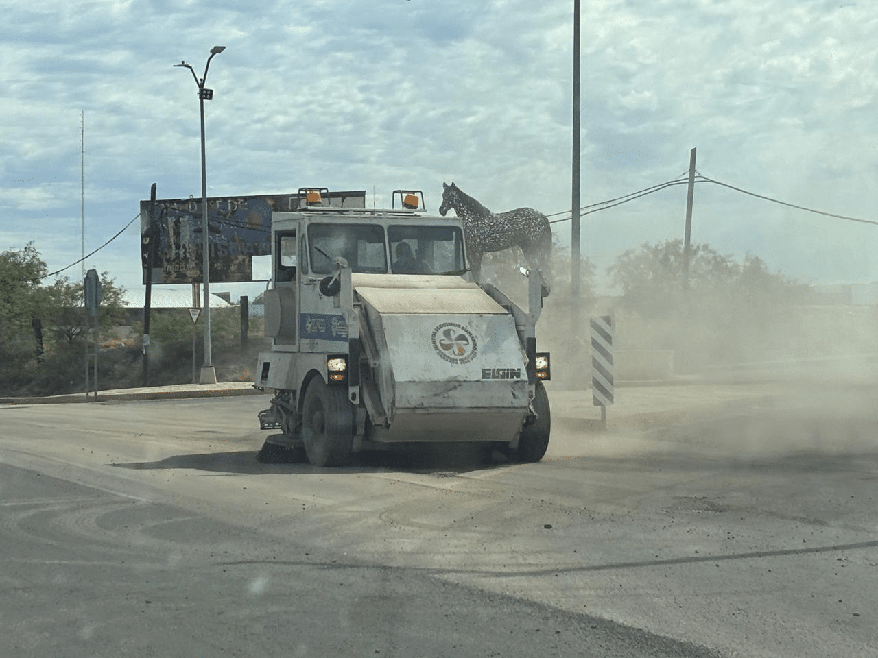 Nueva barredora mejora labores de limpieza en Camargo; intensifican trabajos en la González Ortega previo a evento