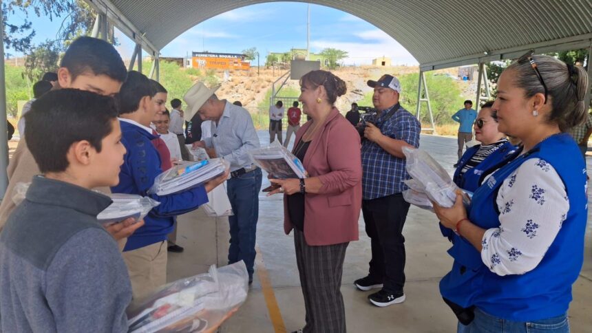 Norma Pavía y Arturo Zubía entregan útiles escolares para todos los estudiantes en San Francisco de Conchos