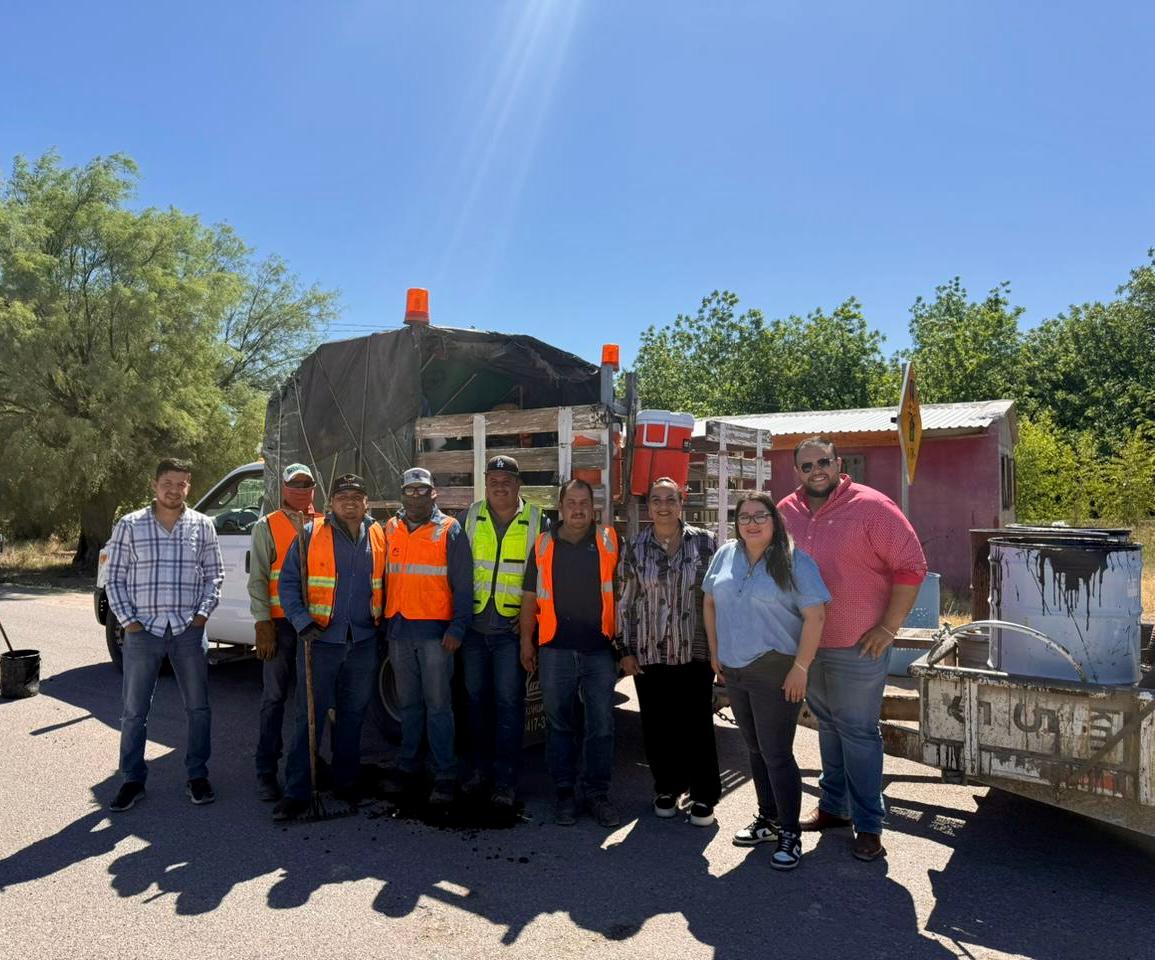 Arranca alcaldesa Norma Pavía trabajos de bacheo en camino de El Molino a Amparaneño; agradece el apoyo de Gobierno del Estado