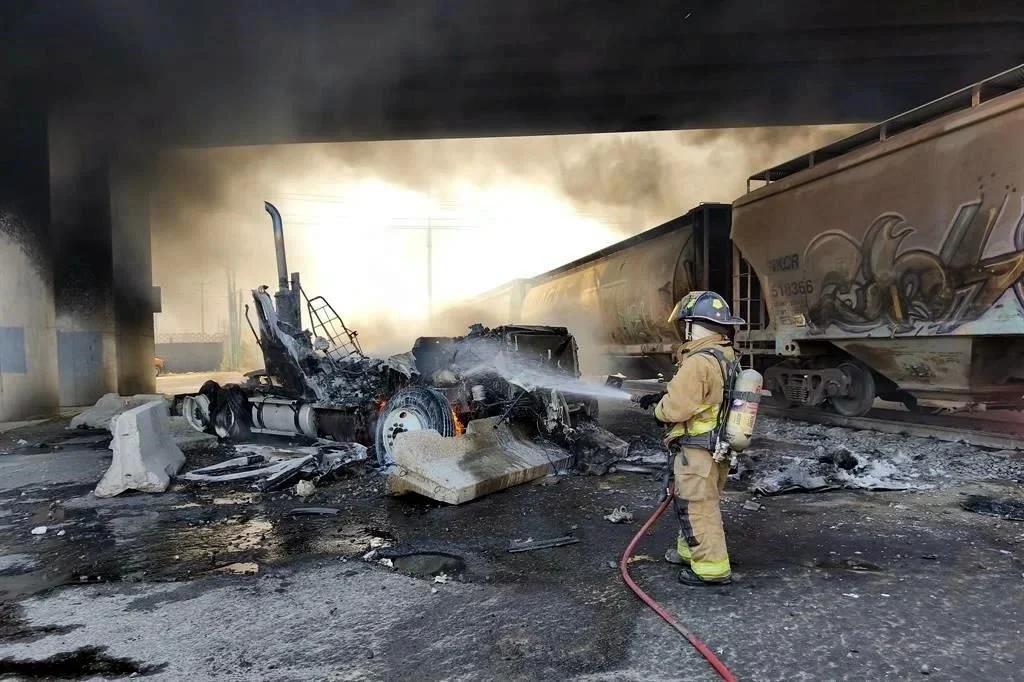 Arde pipa con combustible tras choque con tren en Querétaro