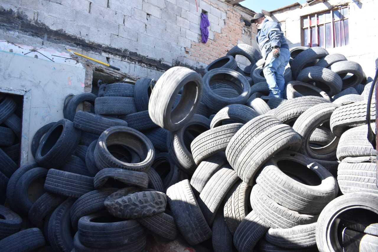 Tiran llantas en la vía pública pese a bajo costo de disposición; advierten multas y riesgos ambientales