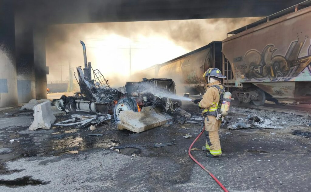 Pipa de combustible explota tras chocar con tren en carretera de Querétaro; hay un lesionado