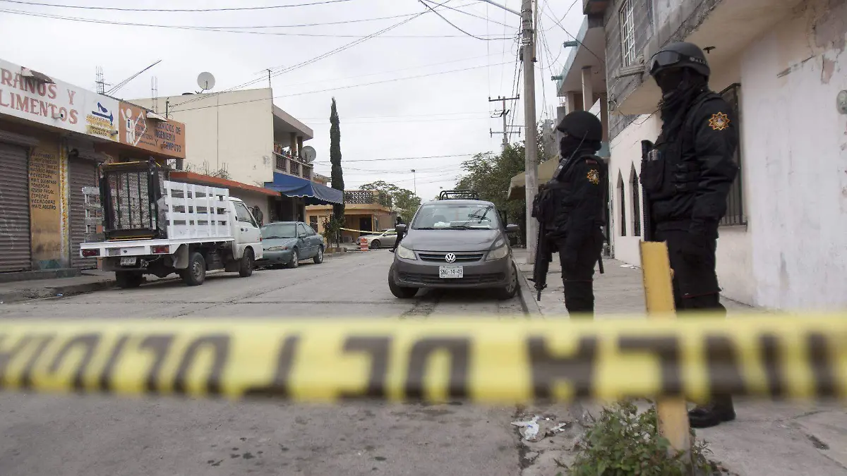 Fue por su esposa al trabajo… y la mató a machetazos