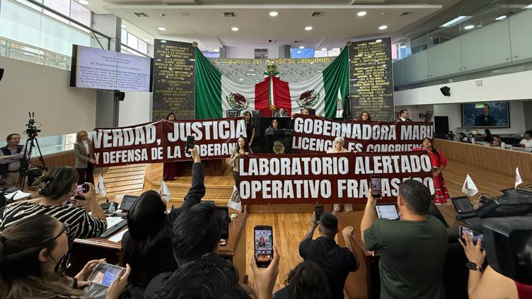Despliega Morena lonas en Congreso: piden informe por narcolaboratorio