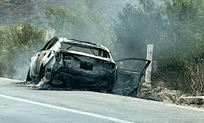 Fuego calcina vehículo en la carretera a Delicias