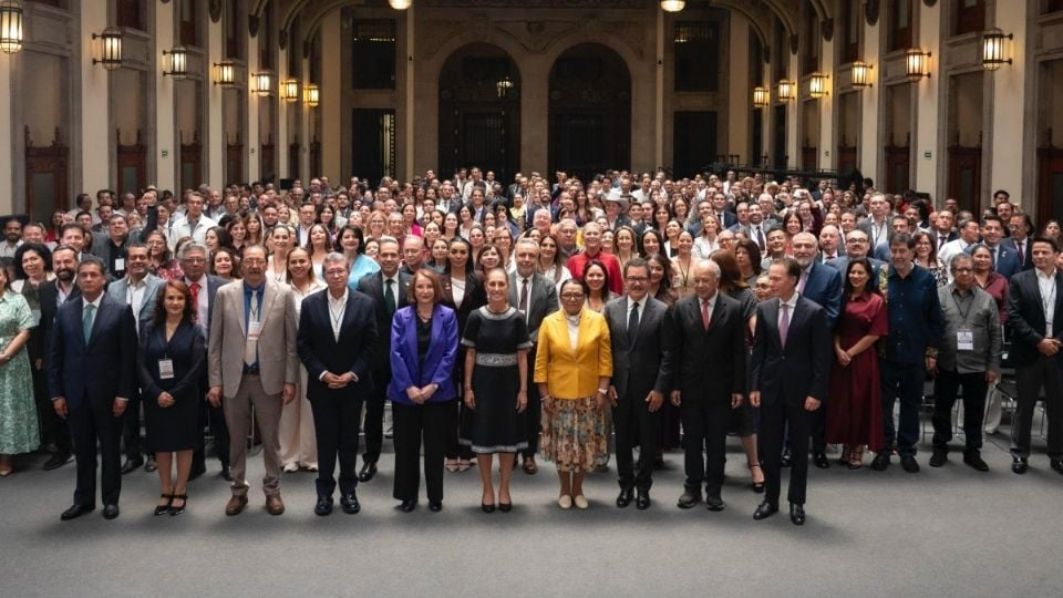 Sheinbaum a legisladores de la 4T: «Sólo hay dos caminos, la oligarquía y el entreguismo o el pueblo y la República»
