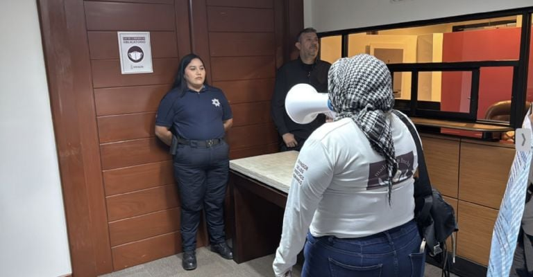 Madres buscadoras de Sinaloa irrumpen en el Palacio de Gobierno para dialogar con la gobernadora interina