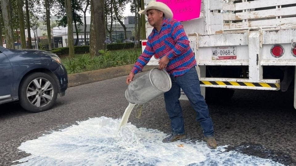 Productores protestan y derraman leche descompuesta en Veracruz; reclaman haber sido eliminados de programa del Bienestar