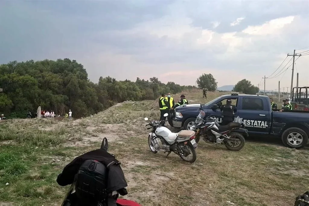 Hallan 3 cuerpos mientras buscan a niña en Edomex