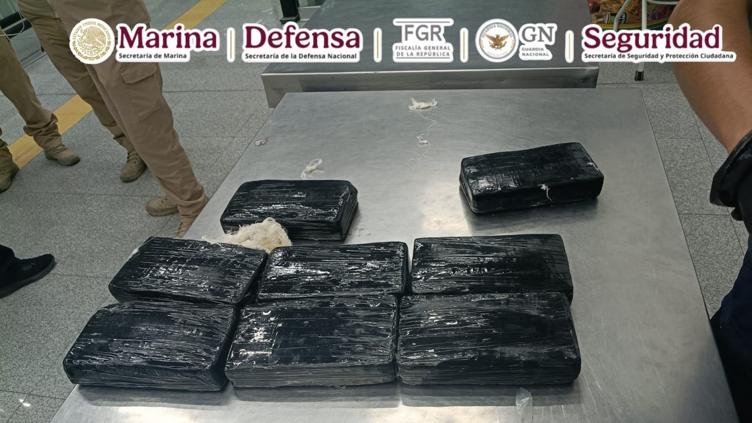 Aseguran 8 kg de cocaína ocultos en silla de ruedas en el AICM