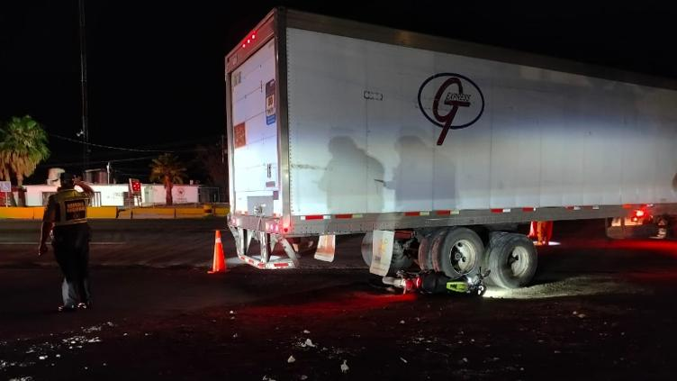 Arrastra tráiler a motocicleta en carretera Delicias
