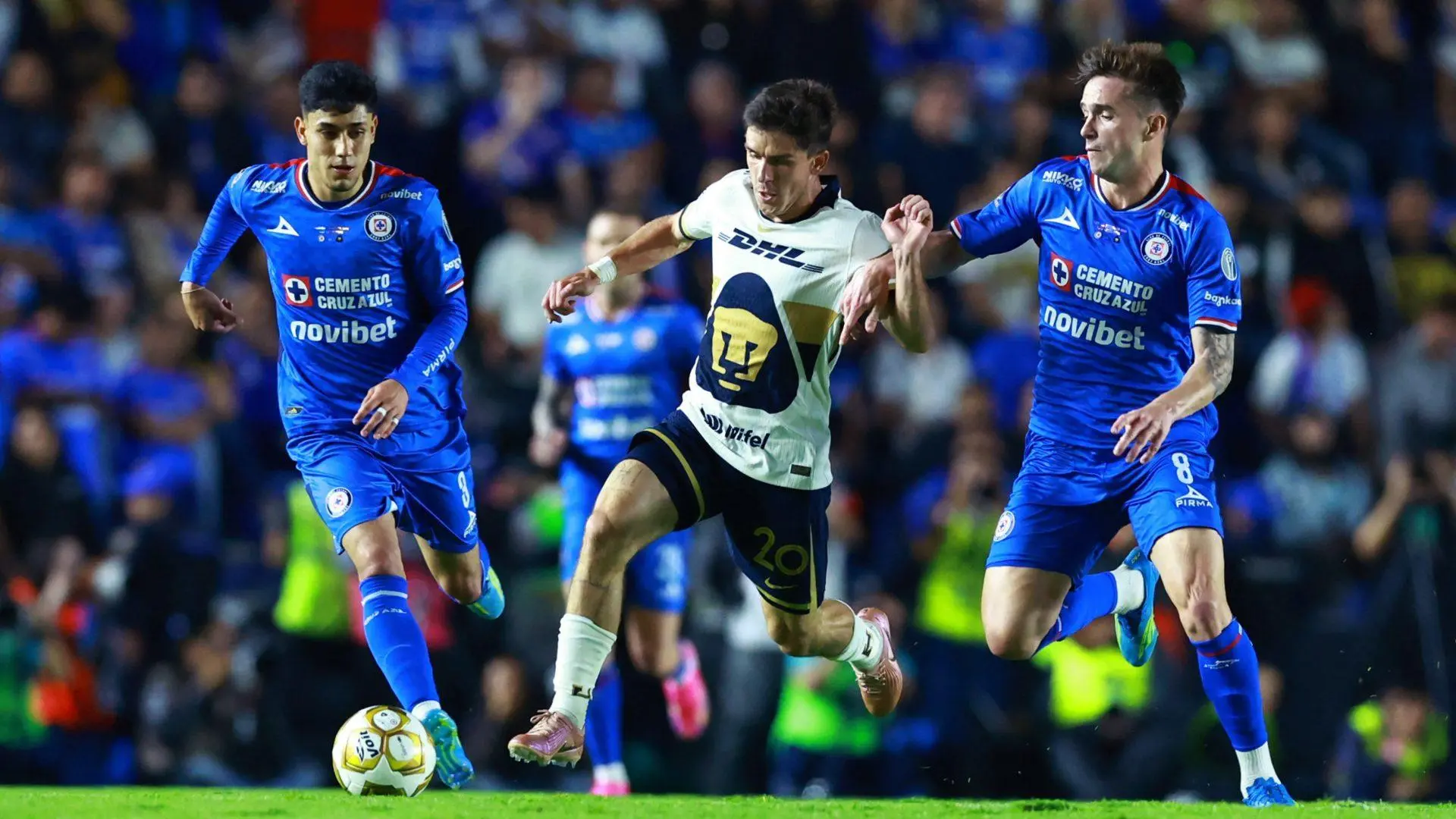 Cruz Azul y Pumas empatan a ceros al arrancara la final de la Liga Mx