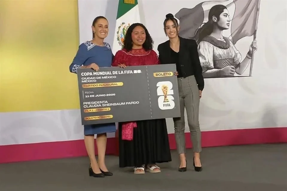 Entrega CSP boleto a mujer que irá al Mundial