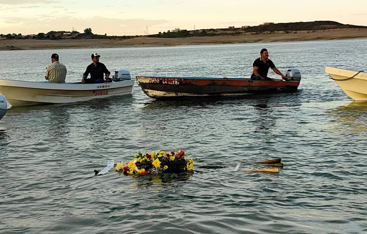 Pescadores de El Tigre rinden homenaje a compañeros fallecidos con recorrido y ofrendas florales en el Lago Toronto