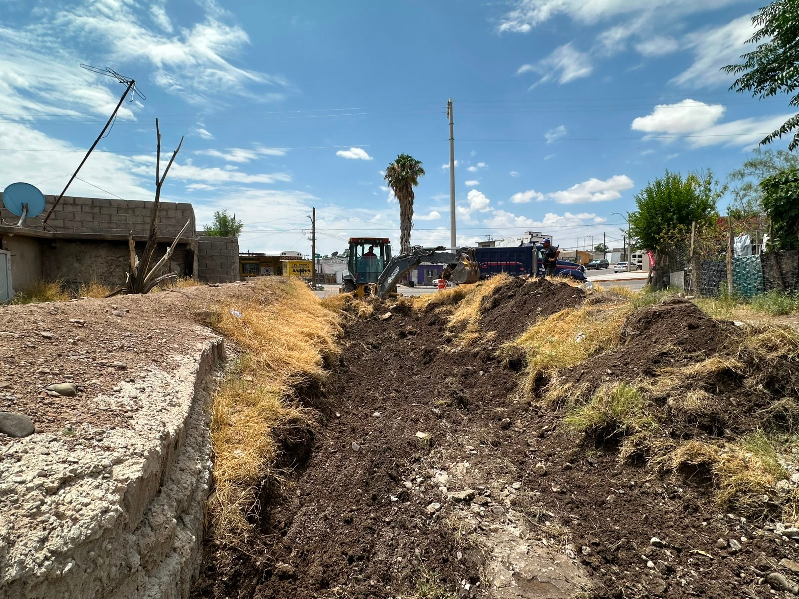 Avanza limpieza de arroyos en la mancha urbana; maquinaria municipal trabaja para reducir riesgos de inundación en Camargo