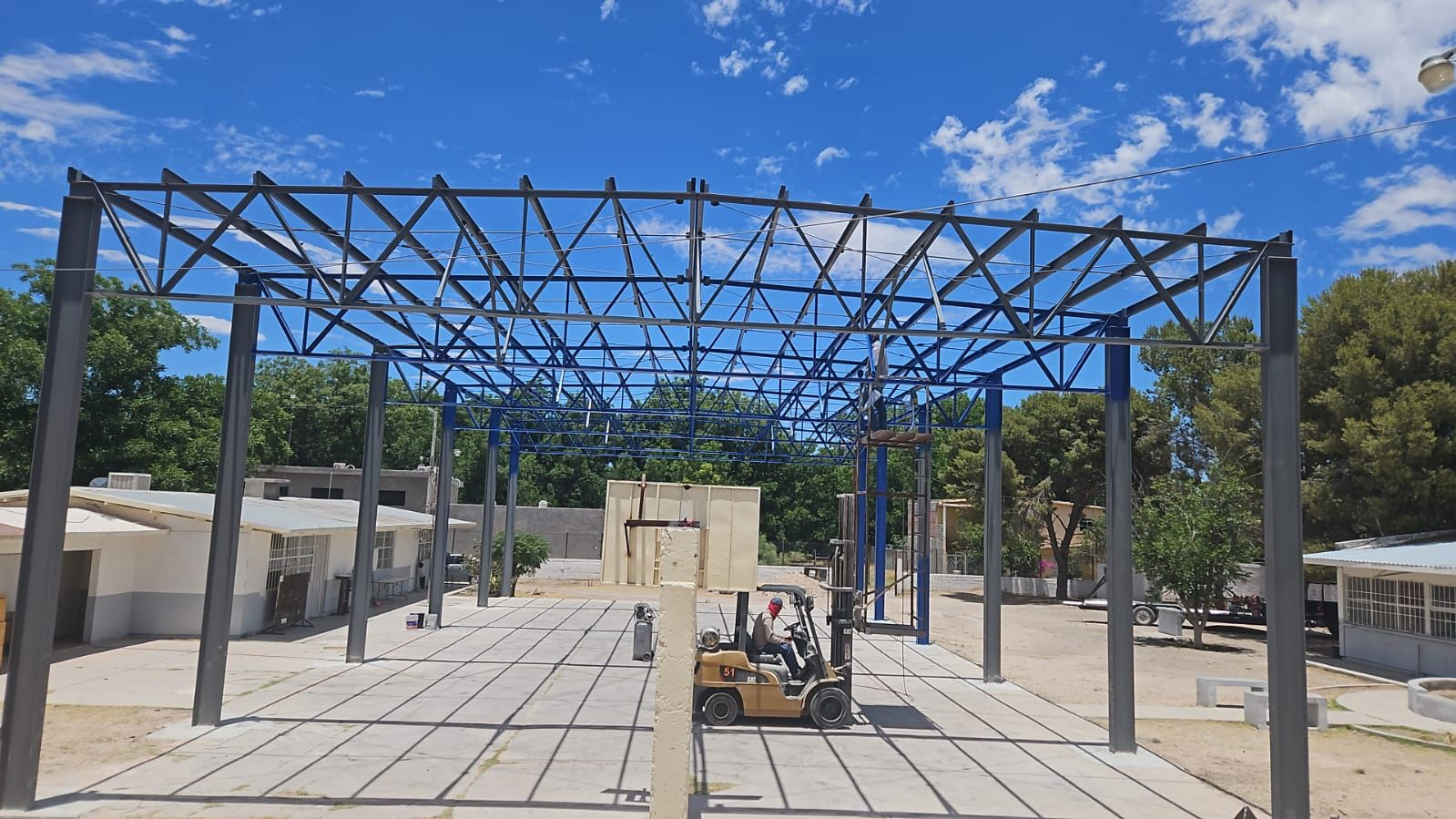 Municipio y Estado avanzan en la construcción de la techumbre de la escuela Luis Donaldo Colosio en Camargo
