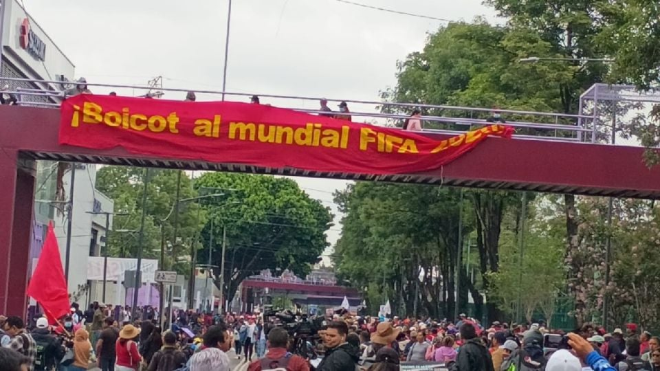 CNTE colapsa Calzada de Tlalpan por cierre vial en marcha hacia el Estadio Azteca; policías les bloquean el paso