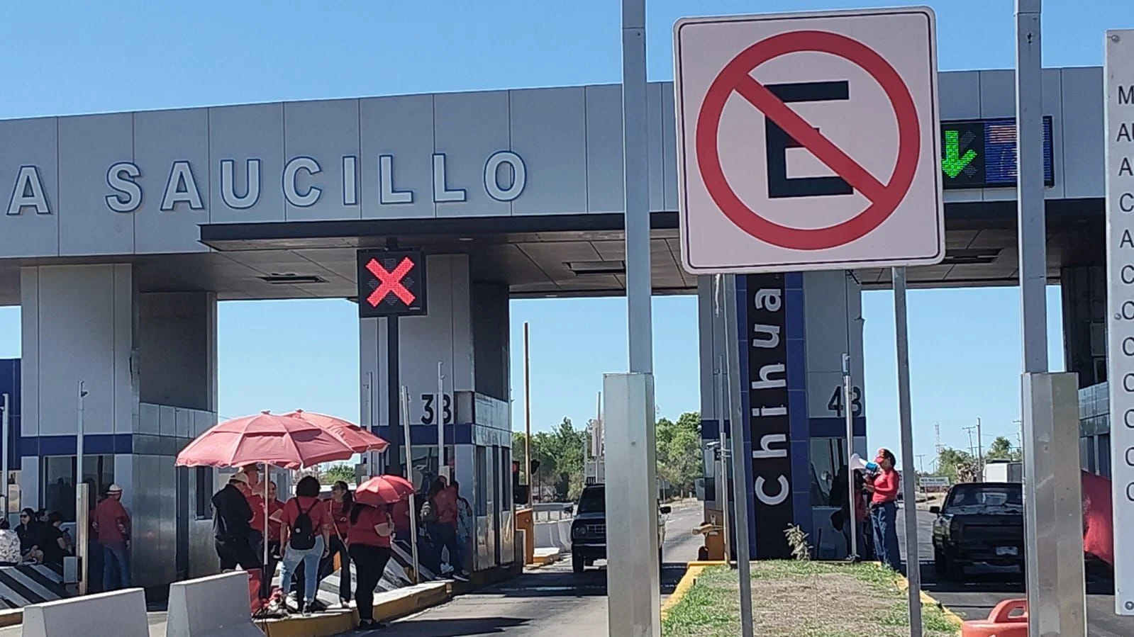 Dejan maestros libre paso en caseta de peaje de Saucillo