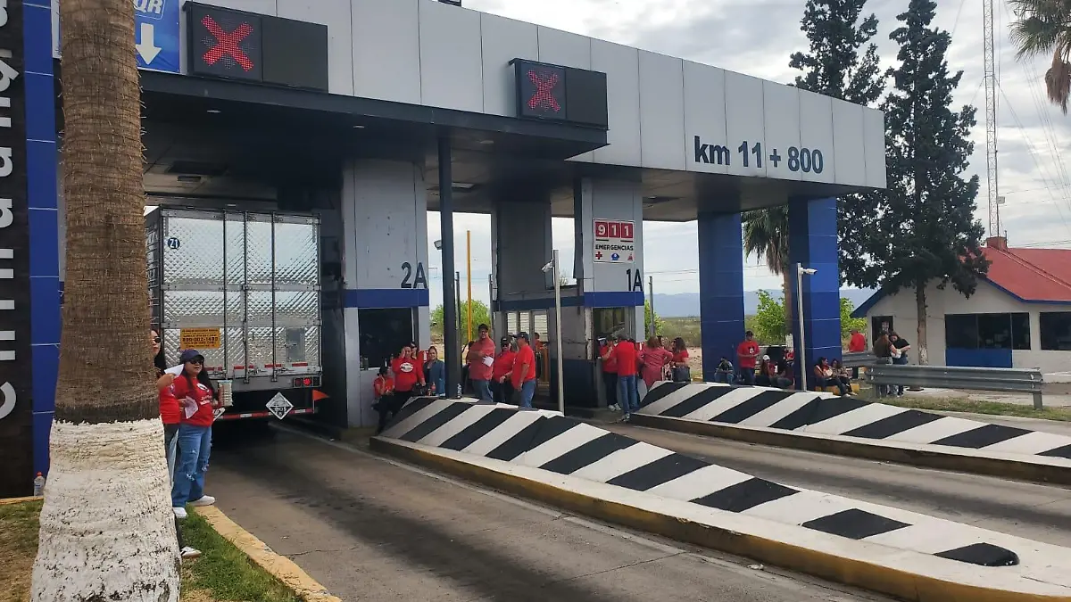 Más de cien docentes protestan en caseta Jiménez-Camargo contra ley del ISSSTE