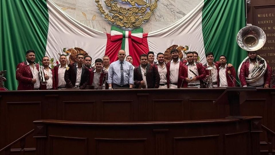 Abren investigación contra el presidente del Congreso de Michoacán por cantar «narcocorrido» en el pleno