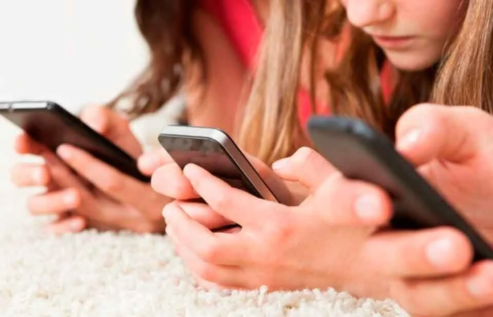 Prohíbe Reino Unido las redes sociales a menores de 16 años