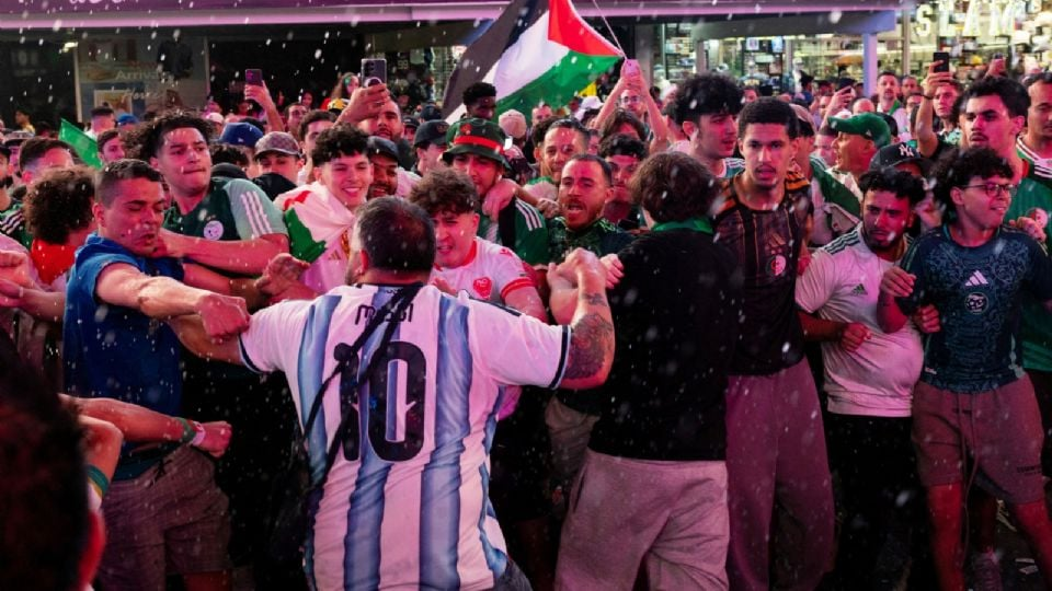Aficionados de Argentina y Argelia protagonizan intensa pelea campal en Nueva York antes de su duelo en el Mundial