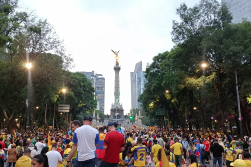 Abuchean e insultan a Morena y Sheinbaum en festejo colombiano en el Ángel de la Independencia de la CDMX