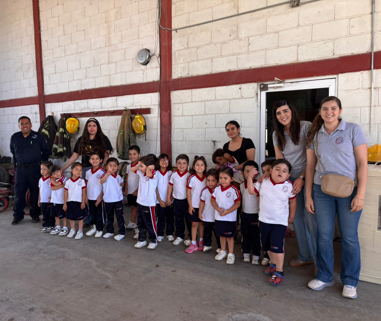 La Dirección de Seguridad Pública Municipal continúa fortaleciendo sus acciones de acercamiento con la comunidad estudiantil mediante visitas guiadas y programas de educación vial en diversos planteles del municipio.