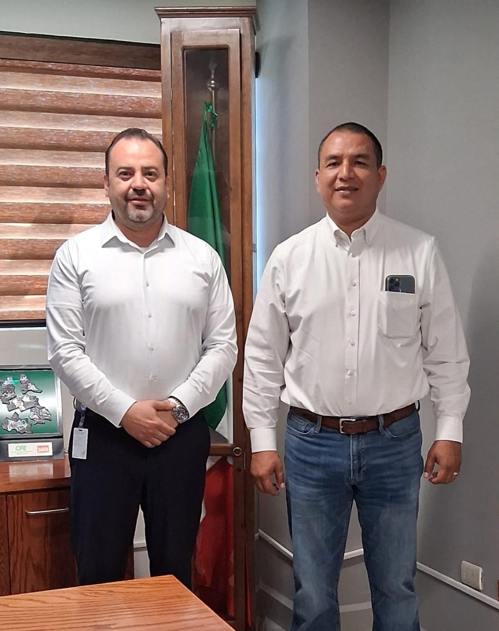 Gestiona alcalde Olvera mejoras para la red eléctrica de La Cruz.