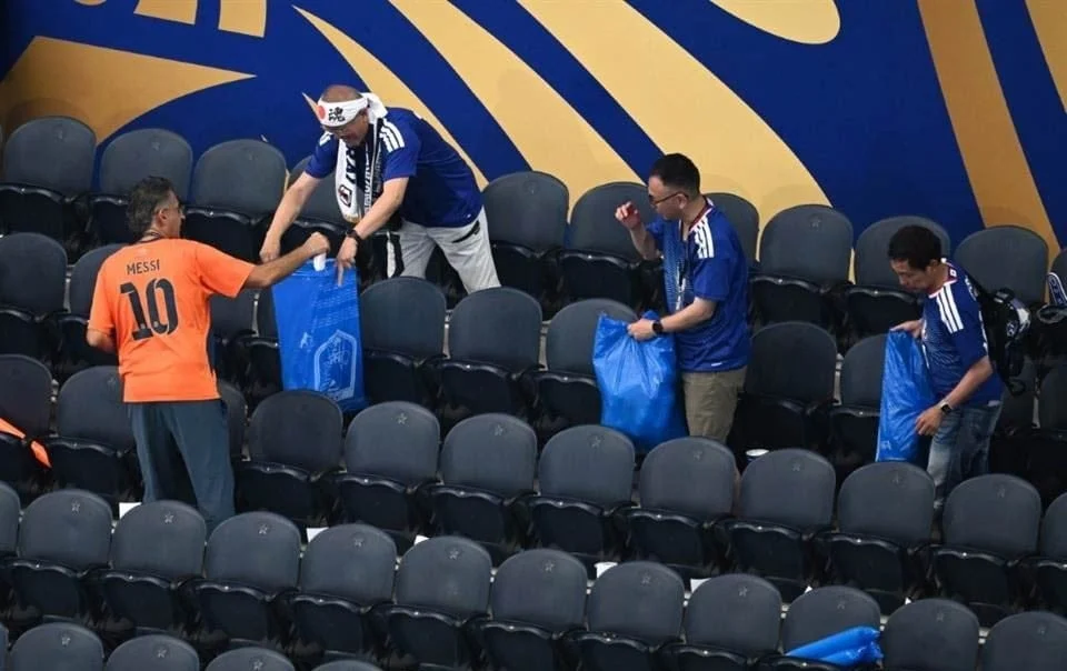 Critican a japoneses por limpiar estadios pero no sus casas