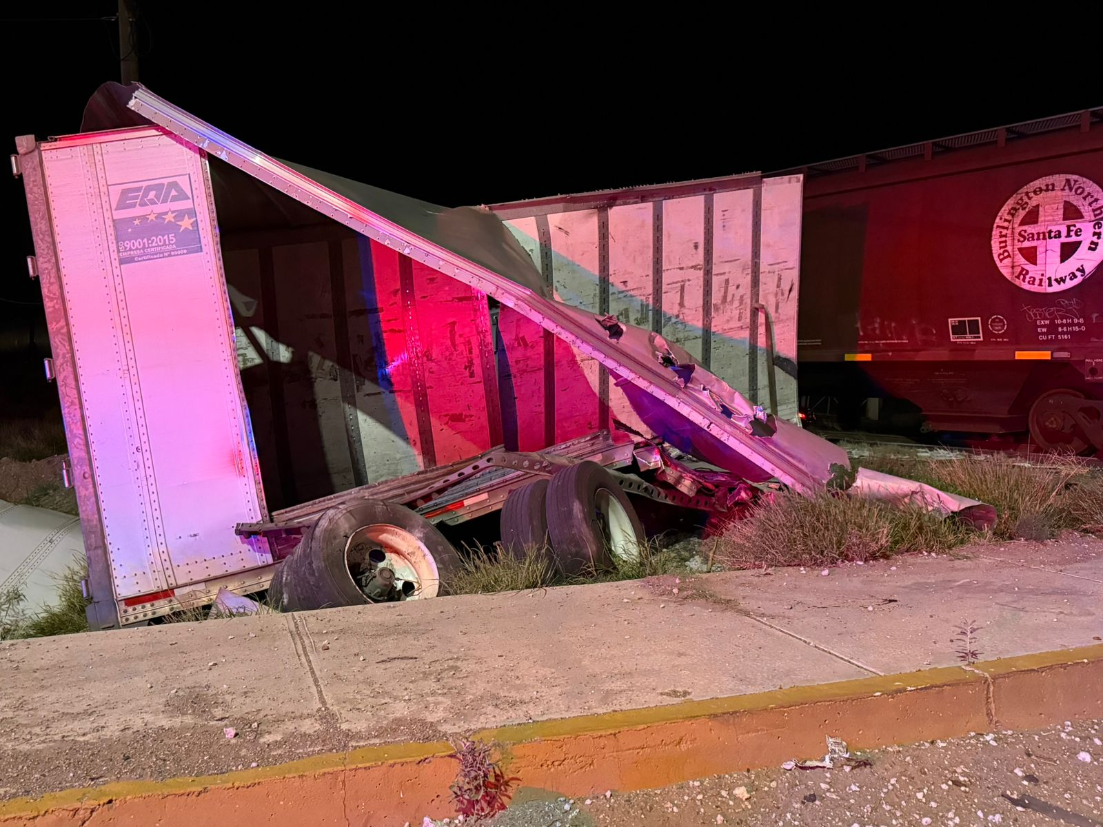 Seguridad Pública evita rapiña tras choque de tráiler contra tren en Camargo