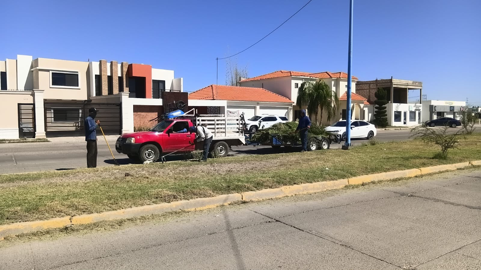 Servicios Municipales refuerza limpieza y mantenimiento de camellones y parques de Camargo