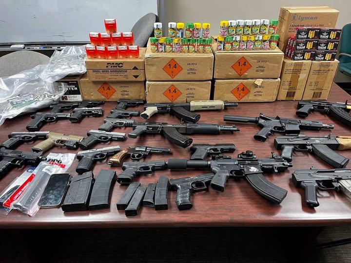 Frenan arsenal con destino a México: Detienen en Texas a hombre con 23 armas y más de 11 mil cartuchos