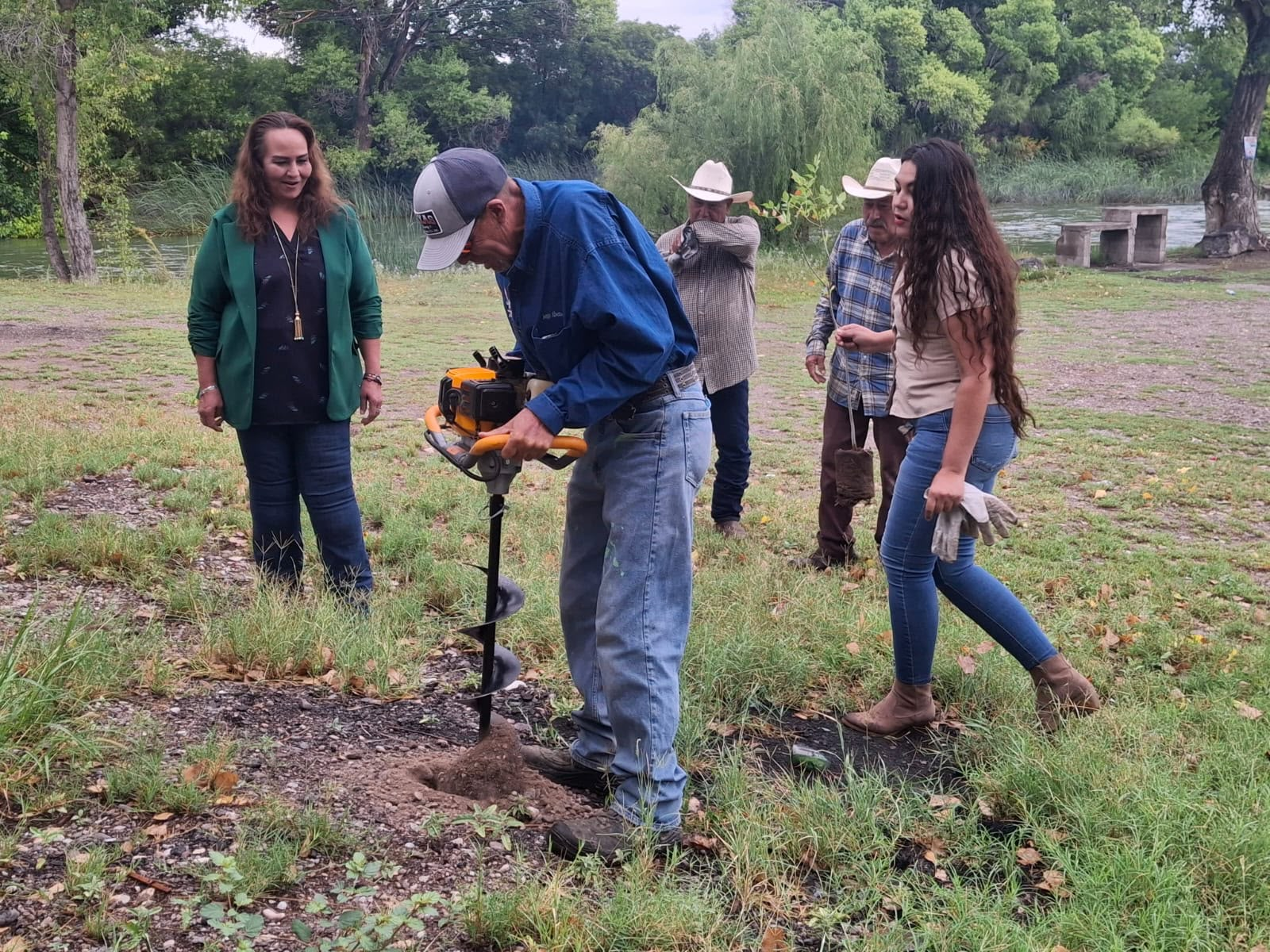 Municipio de San Francisco de Conchos recibe donación de 550 árboles y realizan plantación de ejemplares en Deportiva Chelín Loya