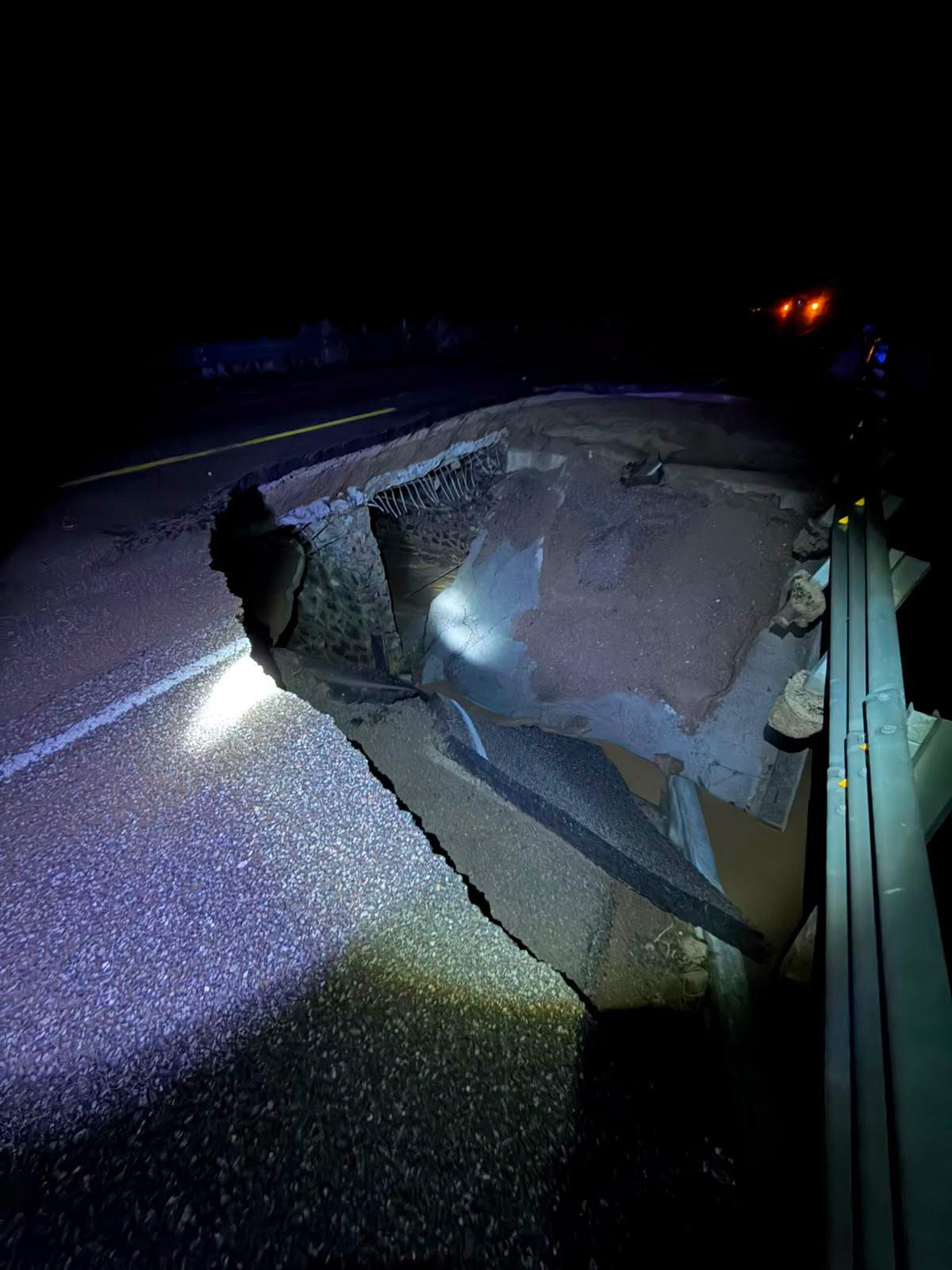 Cierran tramo de la carretera Janos a Sonora por socavón