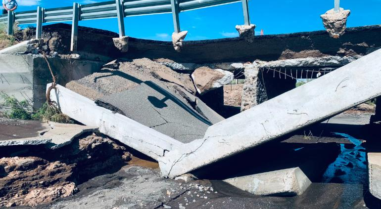 Así quedó destruido puente de la carretera Janos-Sonora