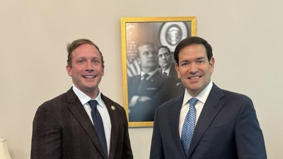 Exesposa de un congresista republicano de Ohio lo acusa de apuntarle con una pistola en la cabeza