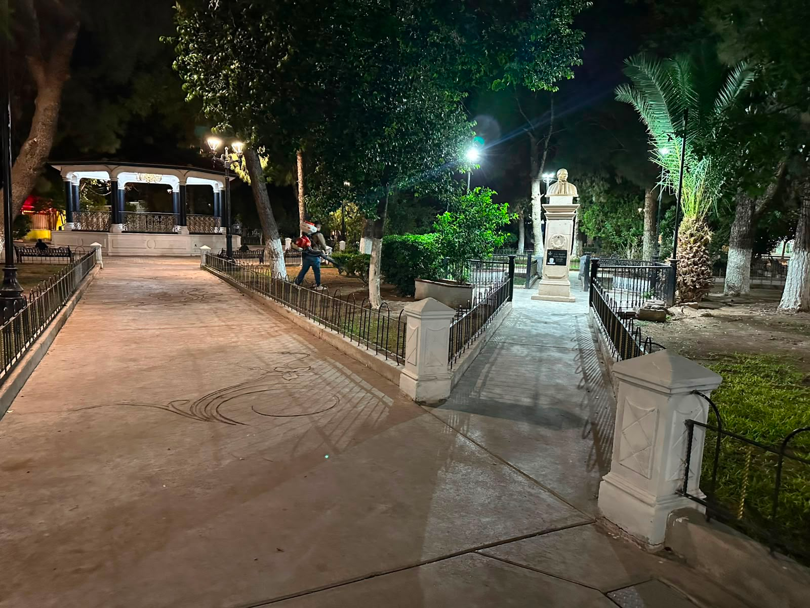Gobierno Municipal y Jurisdicción Sanitaria realizan fumigación en plazas y parques de Camargo para el control de insectos