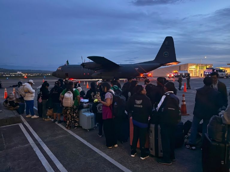 Repatrían a 36 mexicanos desde Colombia en aeronave militar tras el terremoto de magnitud 7.4