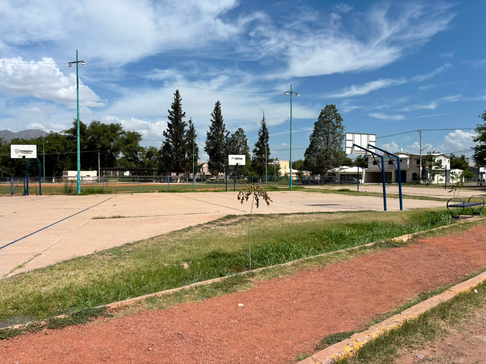 Aplican multas por estacionarse en canchas de basquetbol de la Deportiva Luis Jaramillo