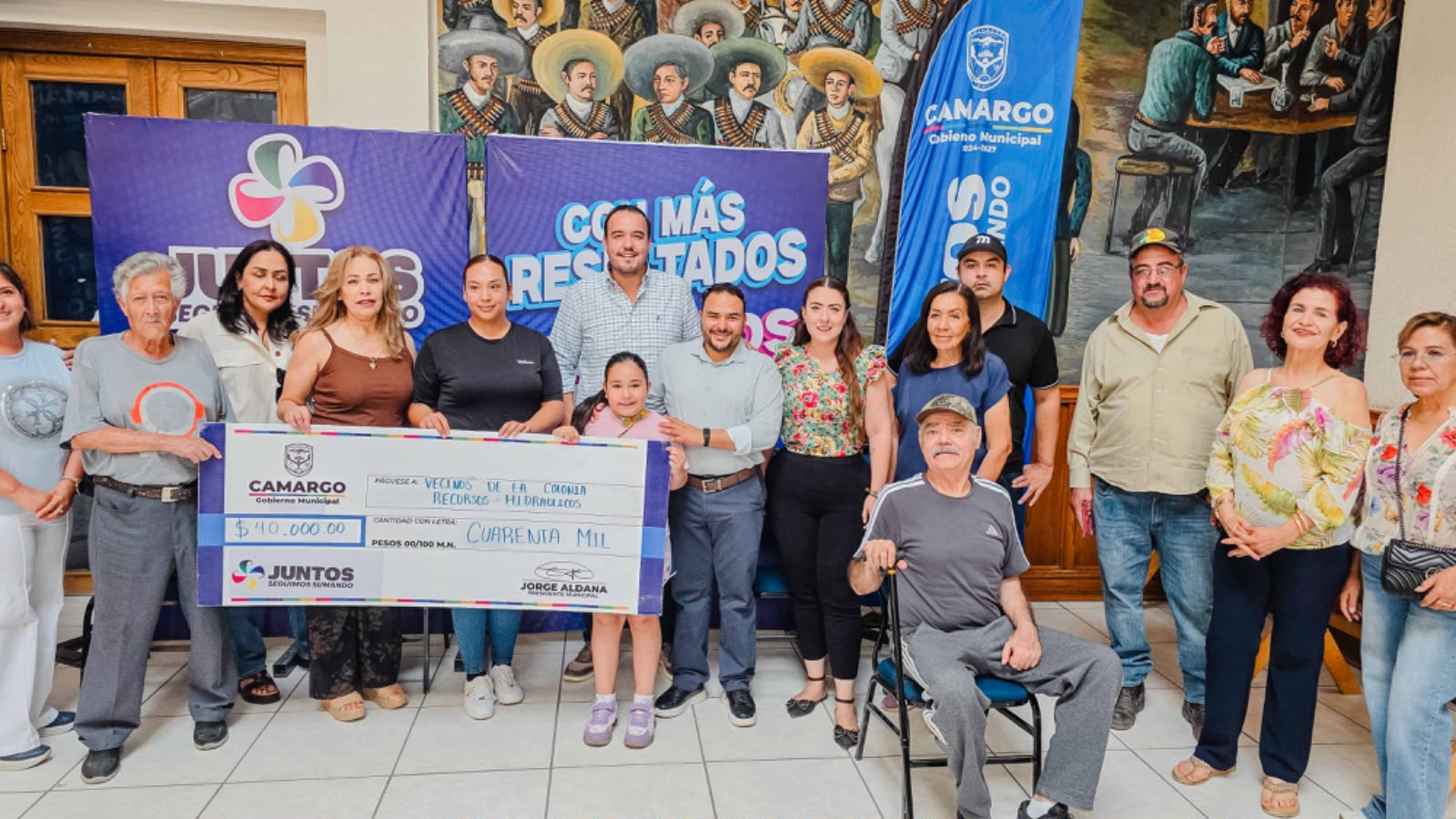 Vecinos de la colonia Recursos Hidráulicos agradecen respaldo del presidente Jorge Aldana para colocar iluminación.