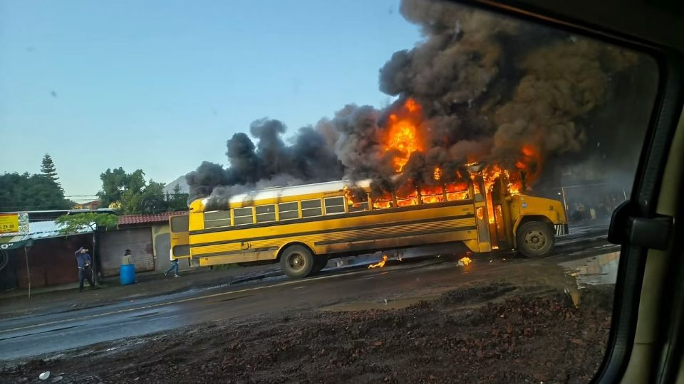 Jalisco y Guanajuato descartan bloqueos carreteros tras incendio de vehículos en Michoacán