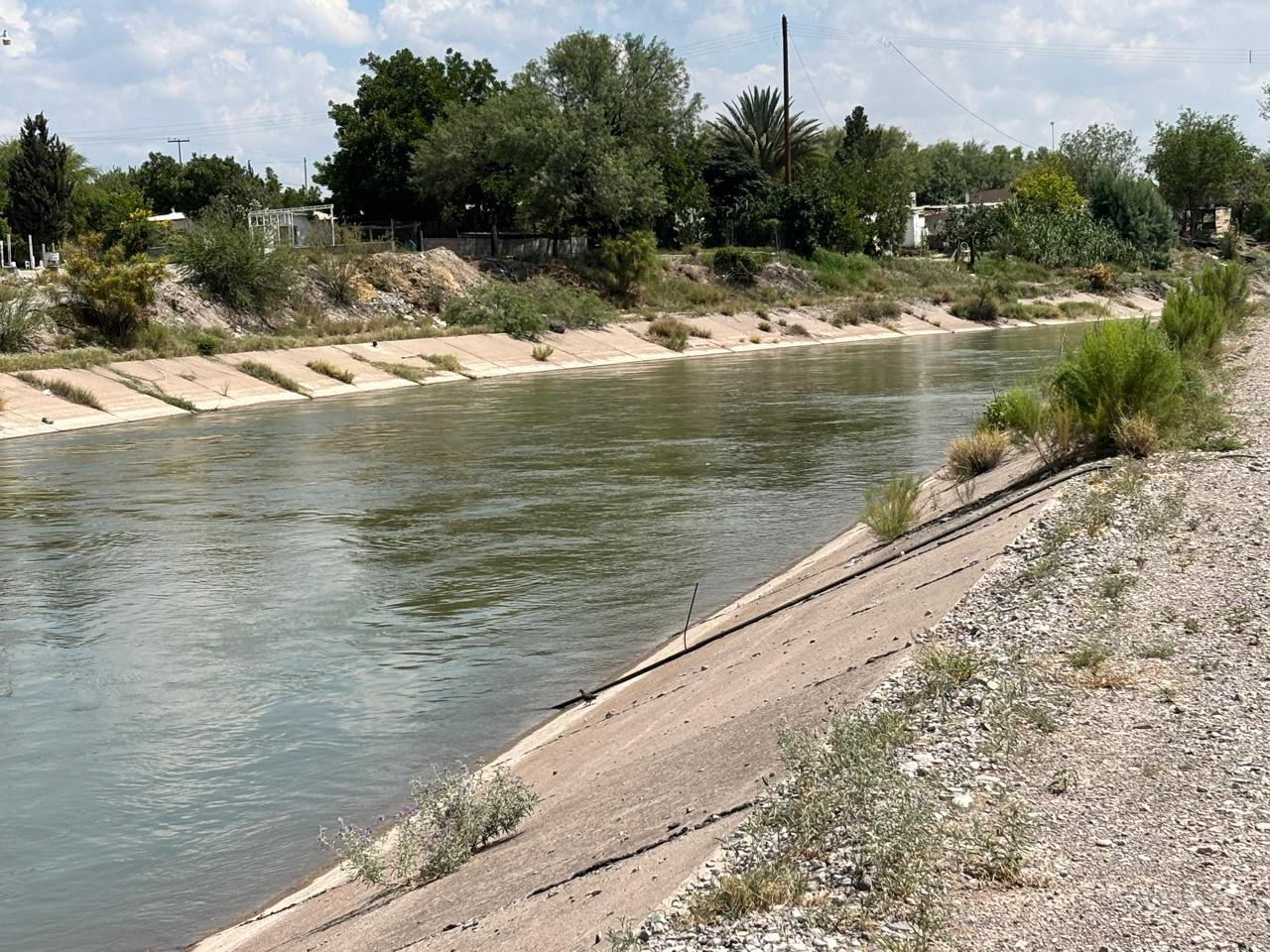 Rescatan a hombre que no podía salir de canal de riego en Camargo