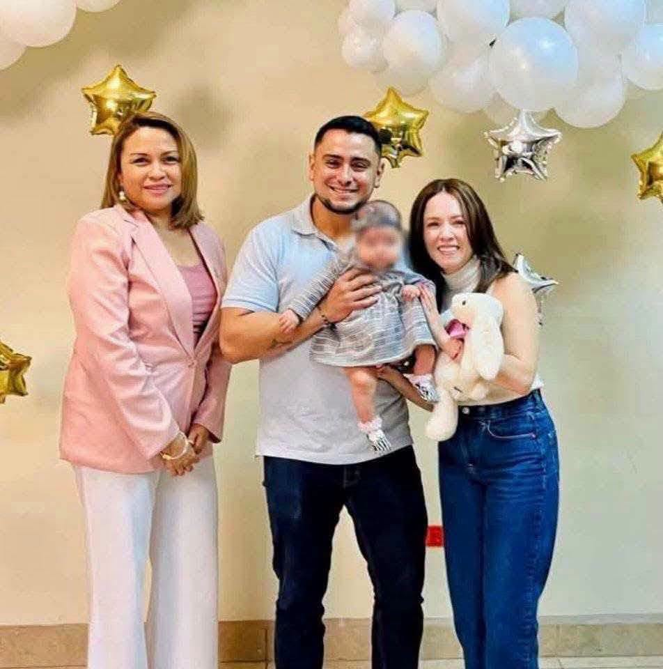 Pareja adopta a una bebé en Baja California; emotivo momento conmueve en el DIF